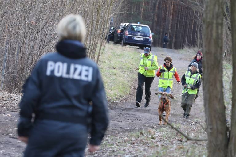  Gefesseltes Mädchen (13) in Waldstück gefunden! Sie hatte Kabelbinder an den Händen - Sie war auf dem Schulweg!