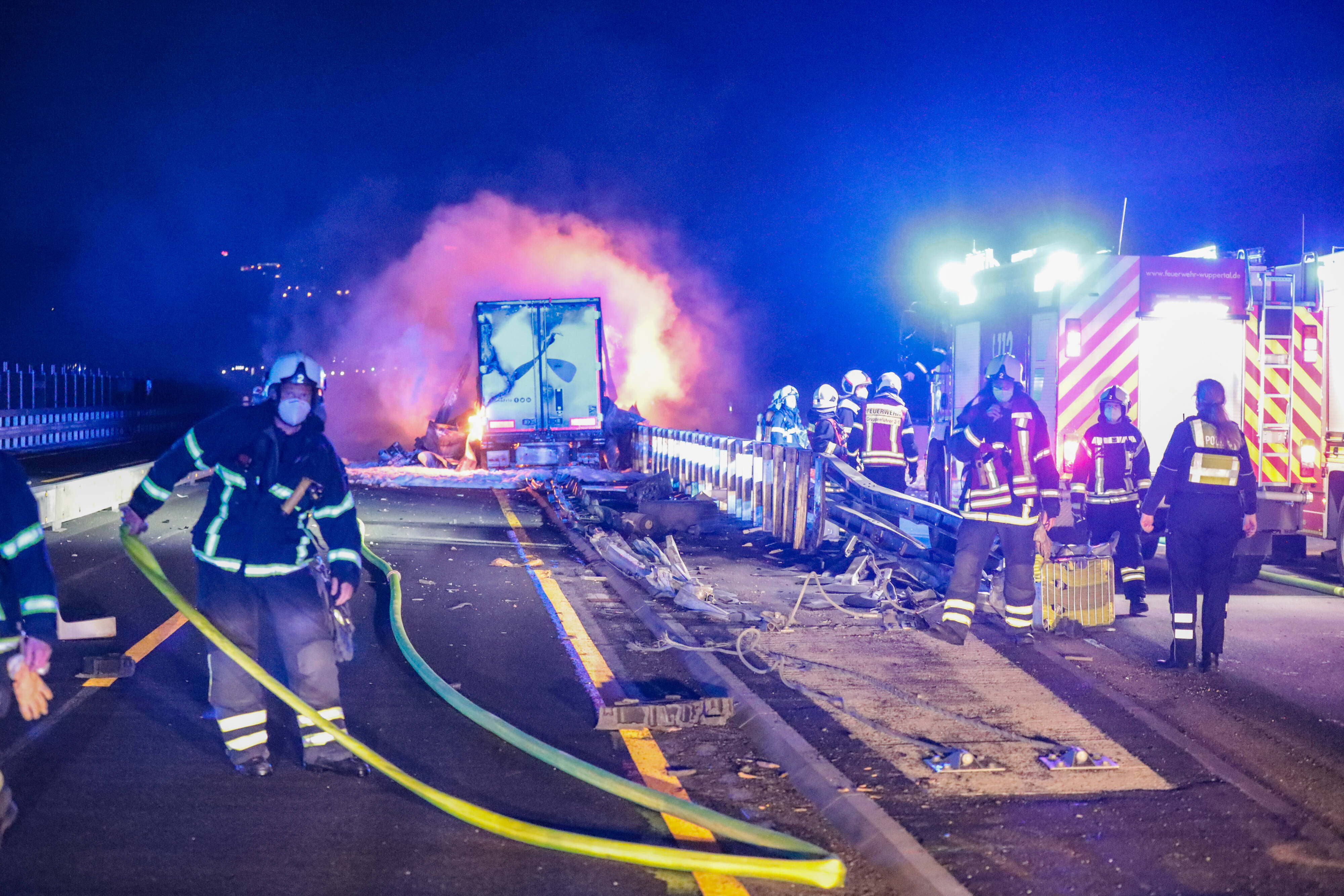 Zwei Rentner sterben bei schwerem Unfall! Auto rast in Sattelschlepper - bei Rot!