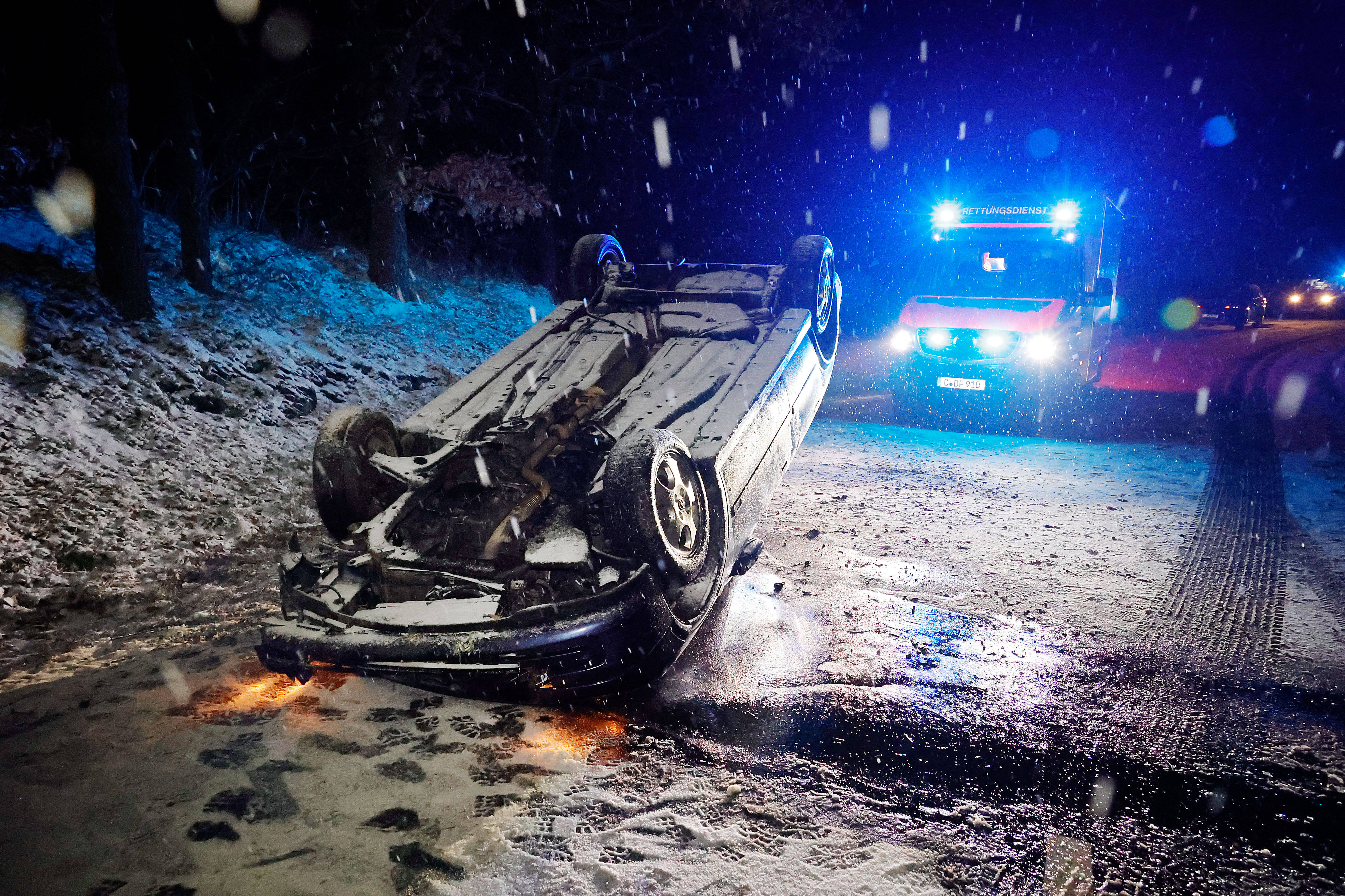 Schrecklicher Verkehrsunfall im Nebel - 2 Menschen sterben nach heftigem Zusammenstoß auf der Landstraße