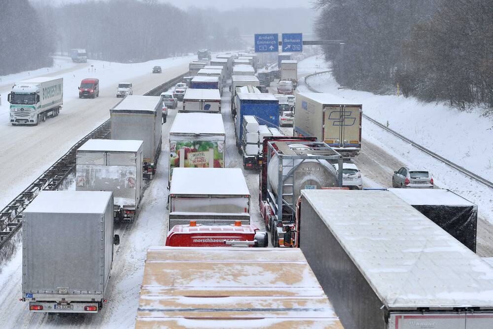 Stau-Warnung vor den Weihnachtsfeiertagen - Auf diesen Strecken droht Stillstand vor Heiligabend!