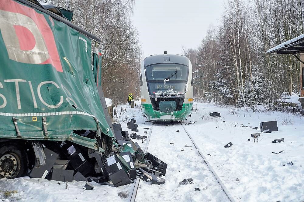 Zugunglück in Thüringen - Regionalbahn rammt Jeep und zermalmt ihn!