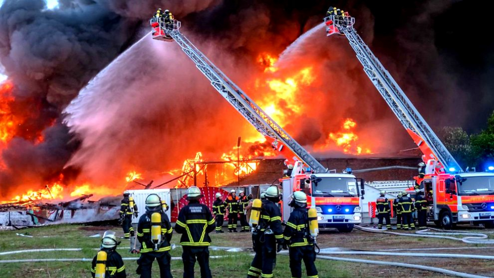 Feuer-Inferno! 9 Pferde verbrennen bei schrecklichem Stallbrand - Feuerwehr versuchte alles!