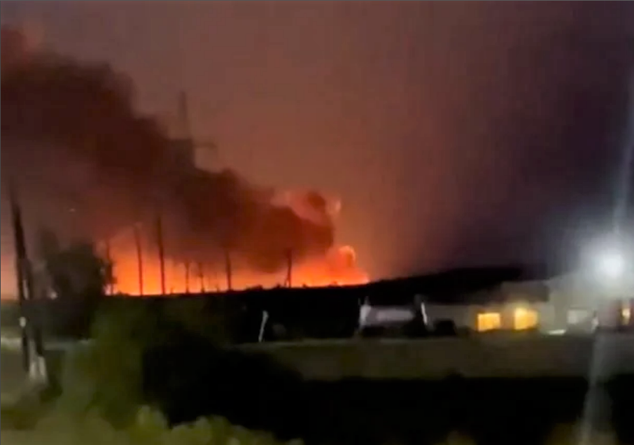 Russischer Kampf-Jet bombardiert RUSSISCHE Stadt! Heftige Explosion erschüttert Belgorod - Opfer und Zerstörung!