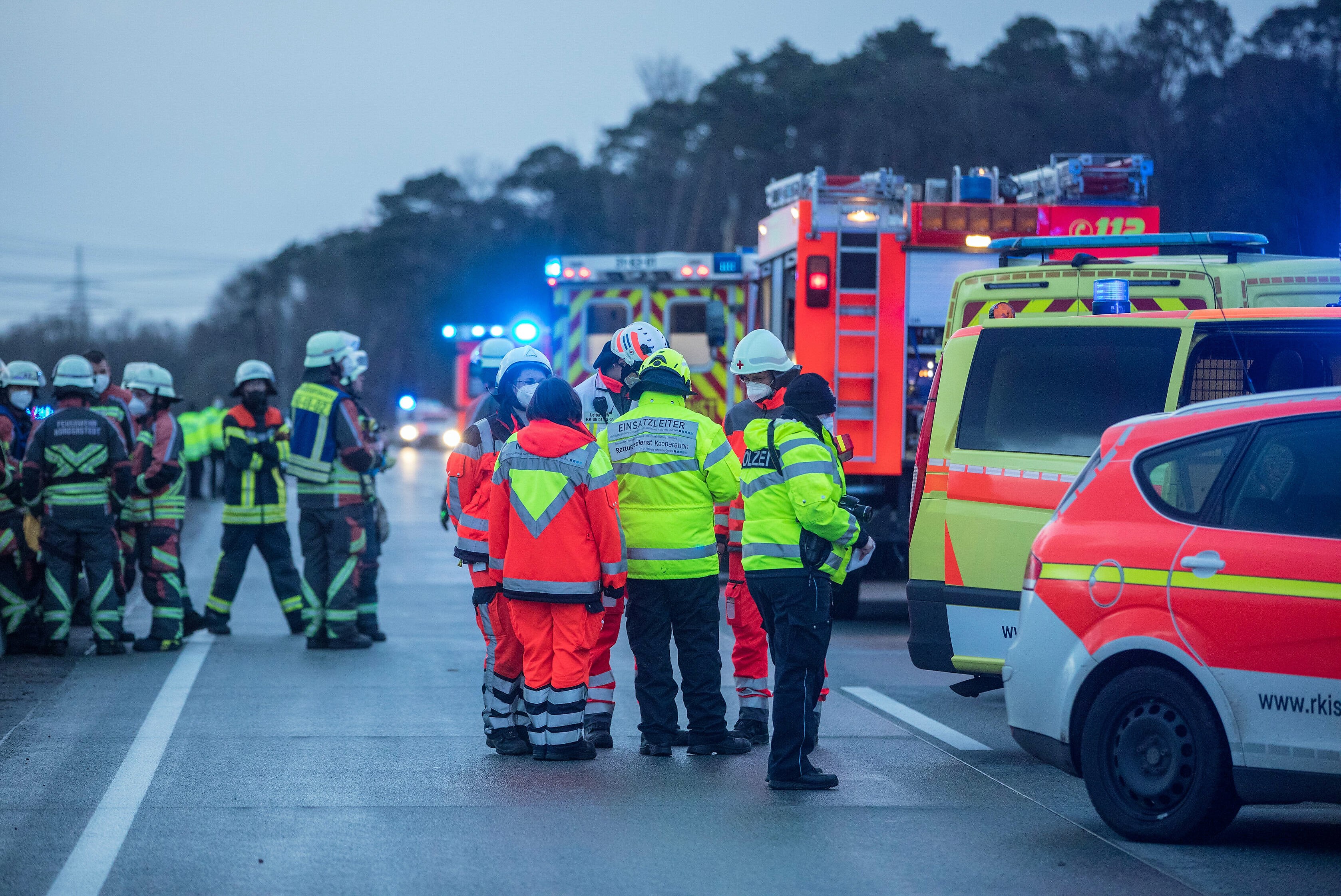 Schwerer Unfall auf der Autobahn A261 - Trümmerteile verteilen sich über alle Fahrbahnen