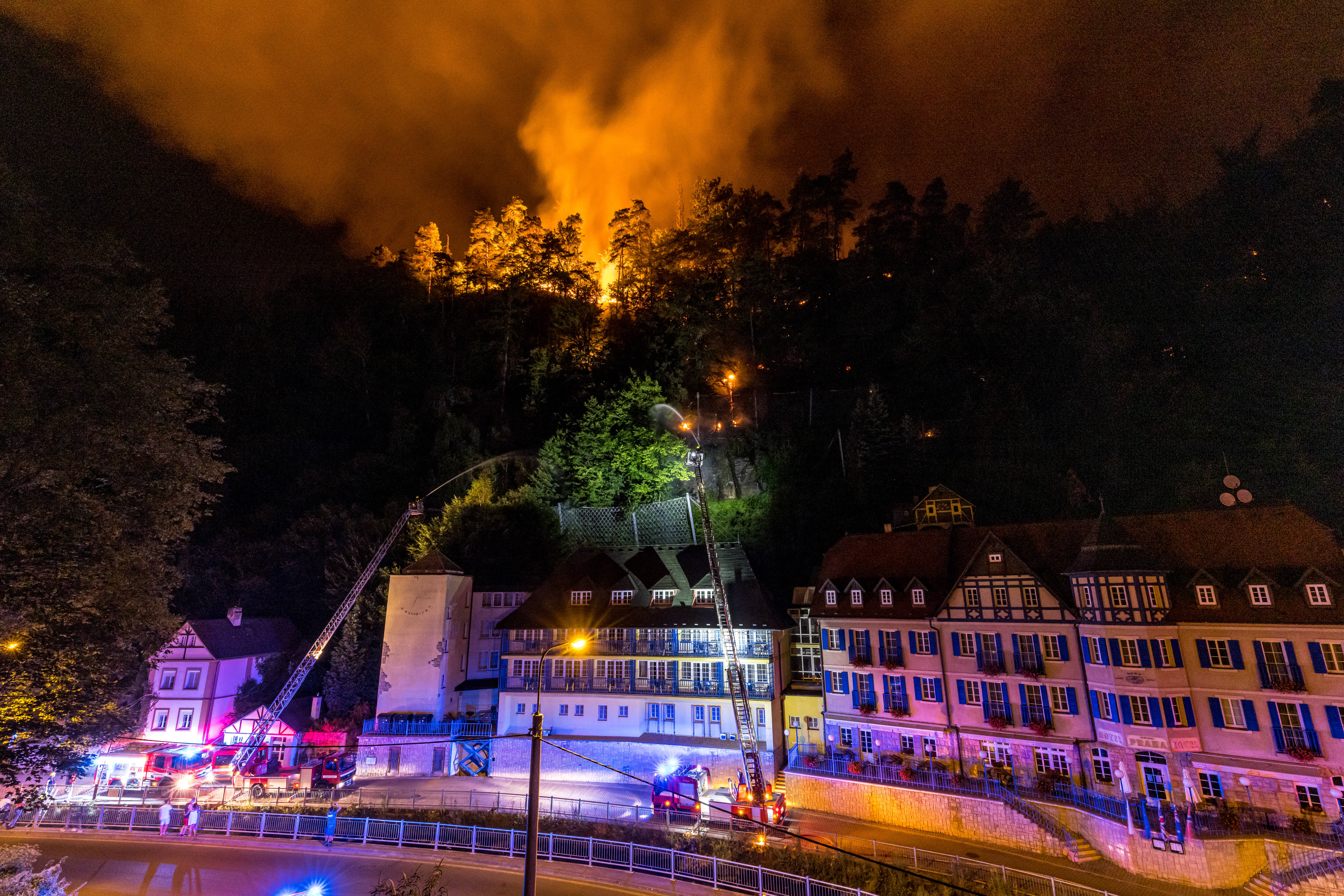 Alarmstufe Rot für Deutschland! Schwere Waldbrände wüten, explodierende Munition erschwert Löschung!