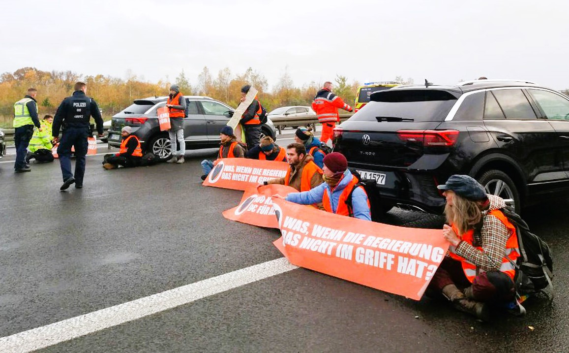 Klima-Kleber blockieren Krankenwagen im Einsatz! Einer der Aktivisten ist selbst Sanitäter!