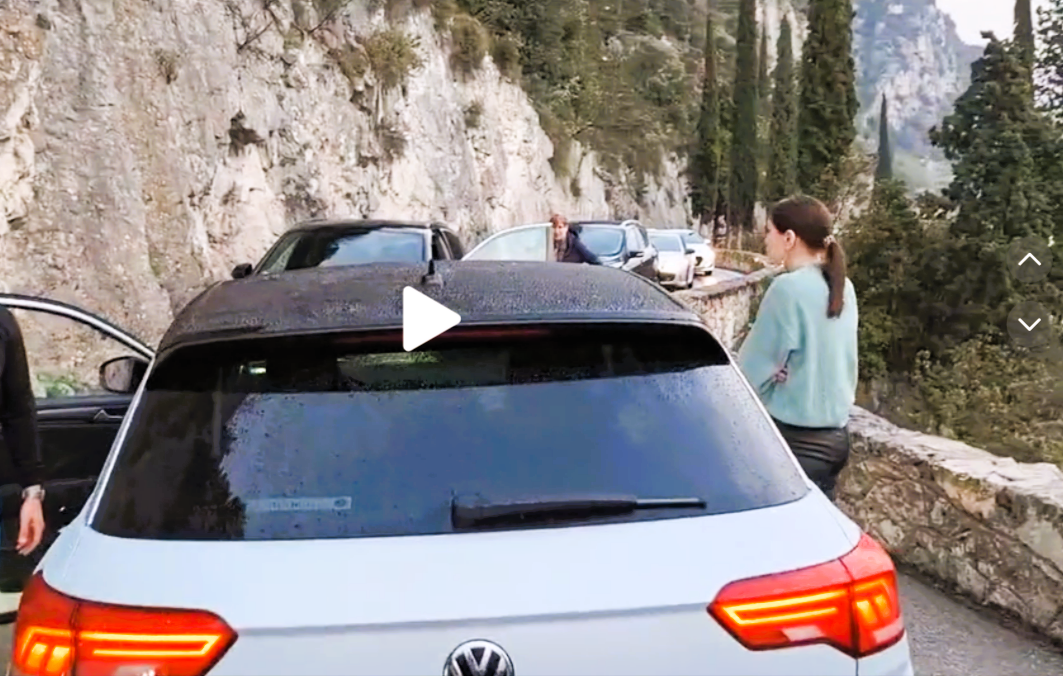 Video geht viral! Deutscher Urlauber verursacht Mega-Stau am Gardasee durch diesen Fahrfehler!