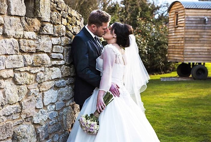 Ehemann betrügt seine Frau am Tag der Hochzeit! Als sie sieht mit wem - reagiert sie so!