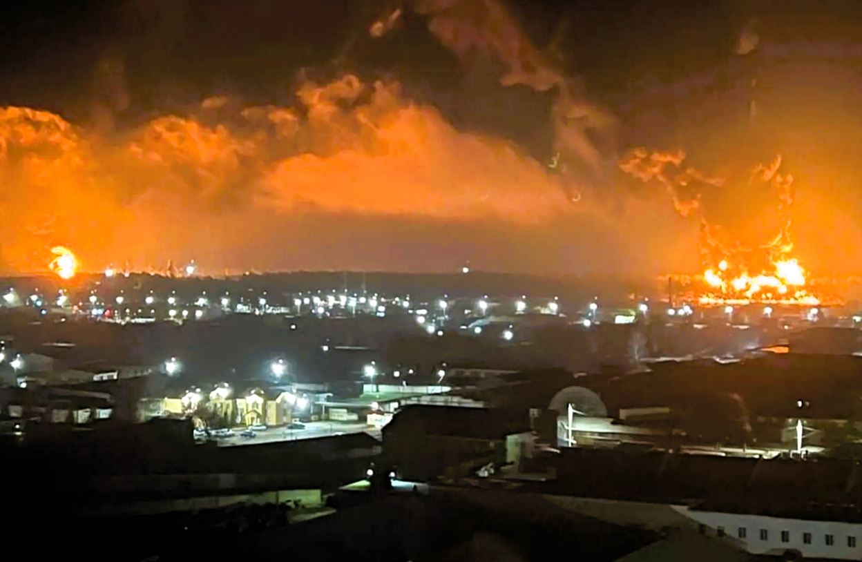 Putins Kriegshafen brennt! Riesiges Feuer in russischem Hafen am Schwarzen Meer