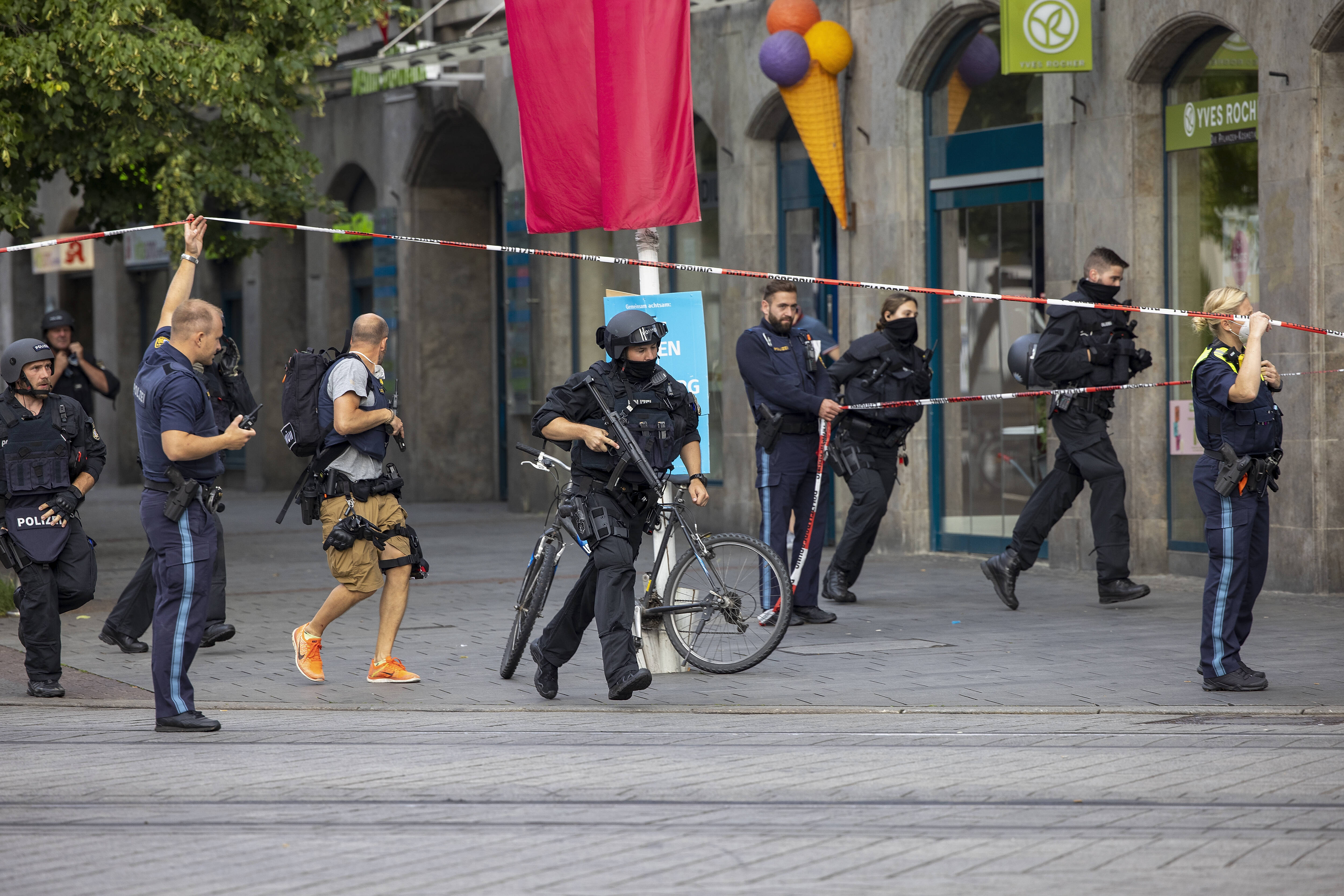 Lebensgefährlich verletzt! Mann überlebt Axt-Angriff auf offener Straße - Die schockierenden Details!