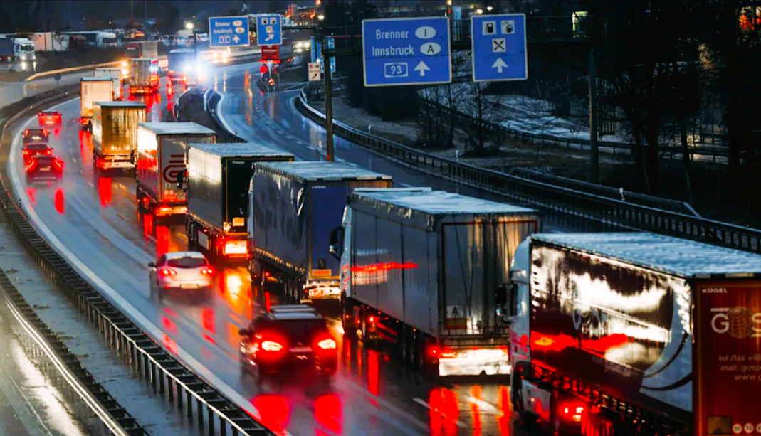 Sperrung! Lastwagenfahrer kracht in Stauende - 1 Todesopfer bestätigt