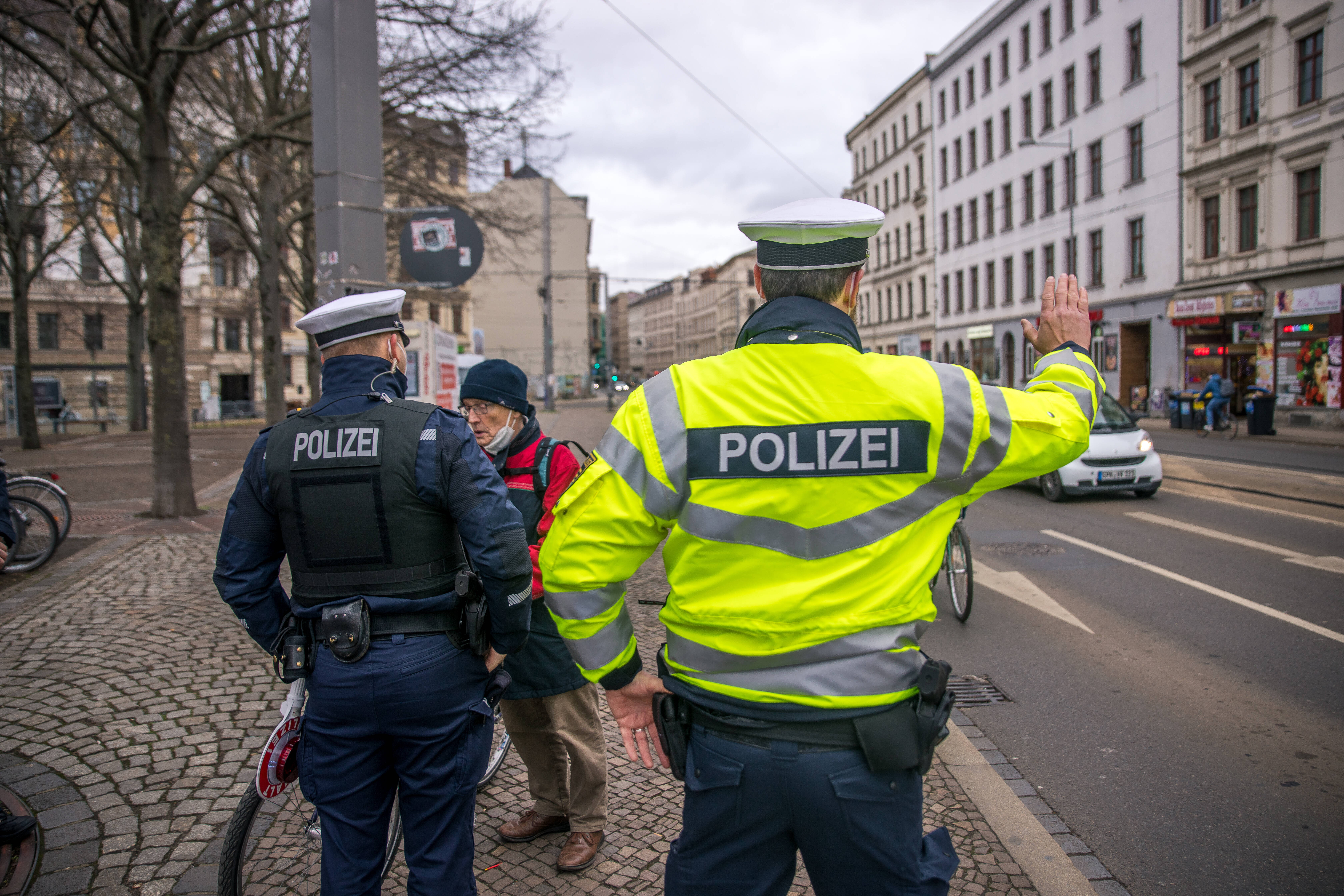 Unfassbar! Hundebesitzer sticht Radfahrer beim Gassigehen nieder - Lebensgefahr!