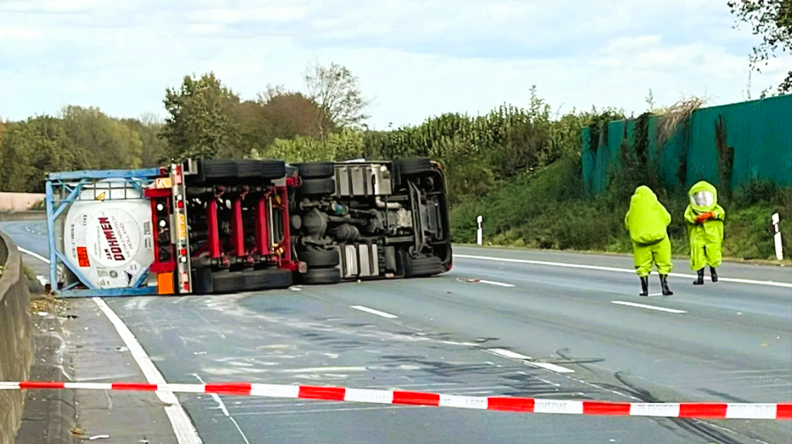 Vollsperrung! Wieder Unfall mit Gefahrgut-Transporter auf der Autobahn - LKW-Fahrer tot