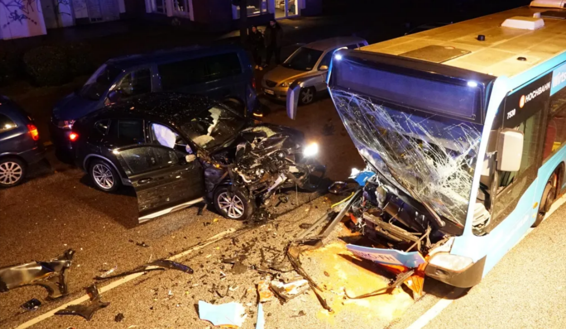 Schwerer Bus-Unfall! LKW rast in Linienbus - Mehrere Personen verletzt!