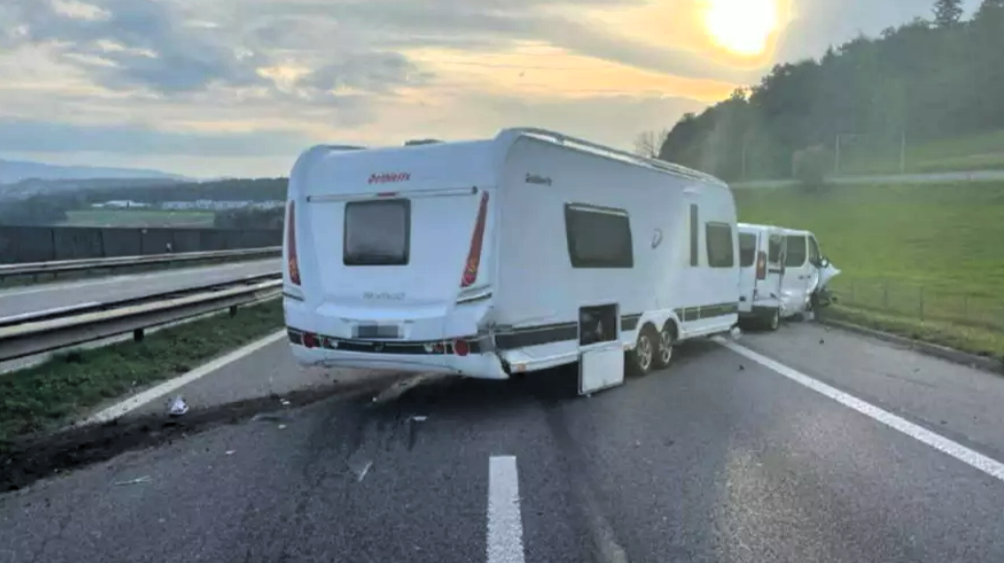 Vollsperrung! Gasaustritt nach Unfall auf der Autobahn - Wohnwagen wurde von Leitplanke förmlich aufgeschlitzt