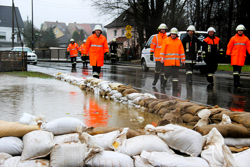 Hochwasserlage außer Kontrolle! Kaum noch Sandsäcke, Helfer erschöpft! Und es regnet weiter