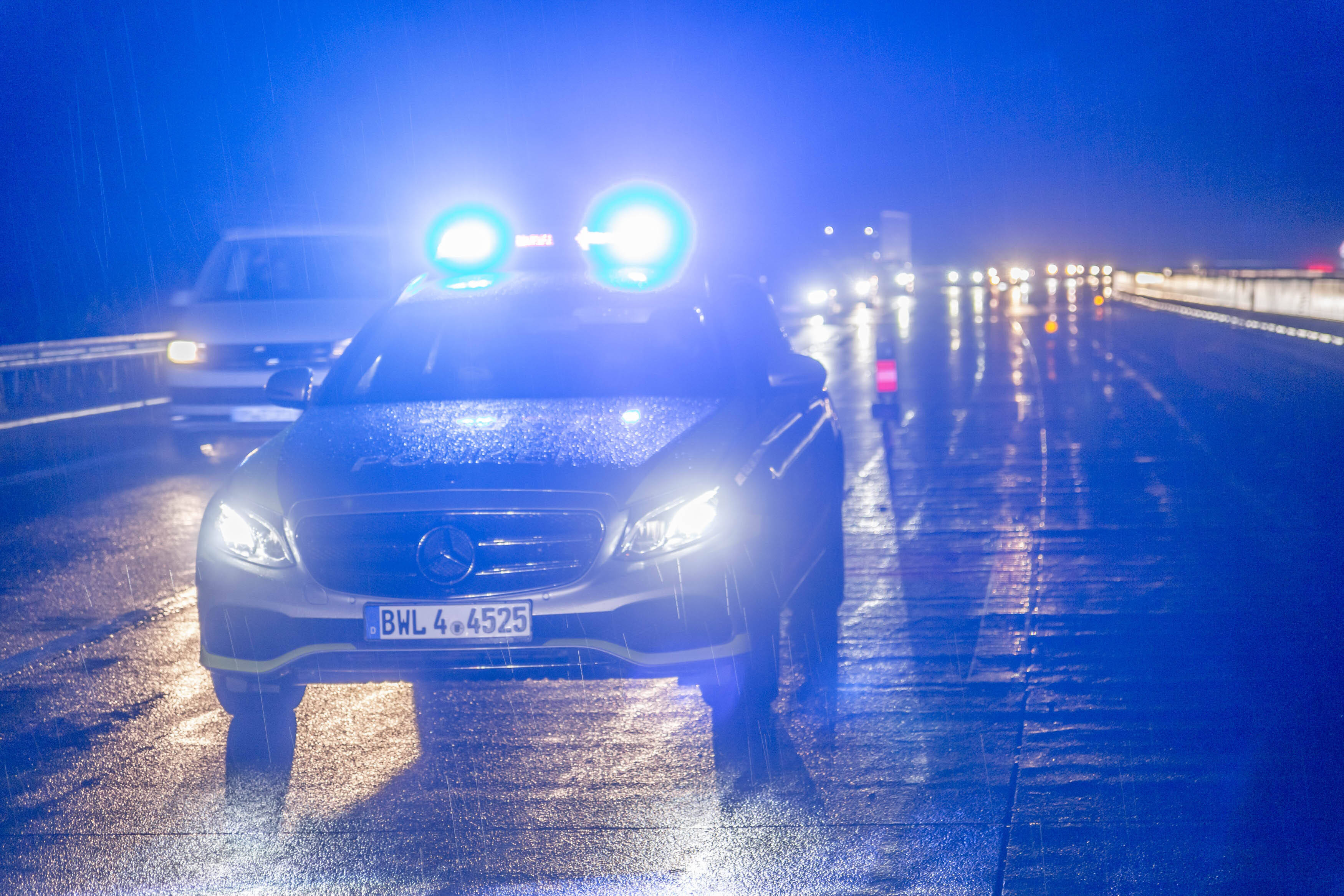 Vollsperrung - Feuer auf der Bundesstraße! Unbekannte zünden 30 Reifen an  