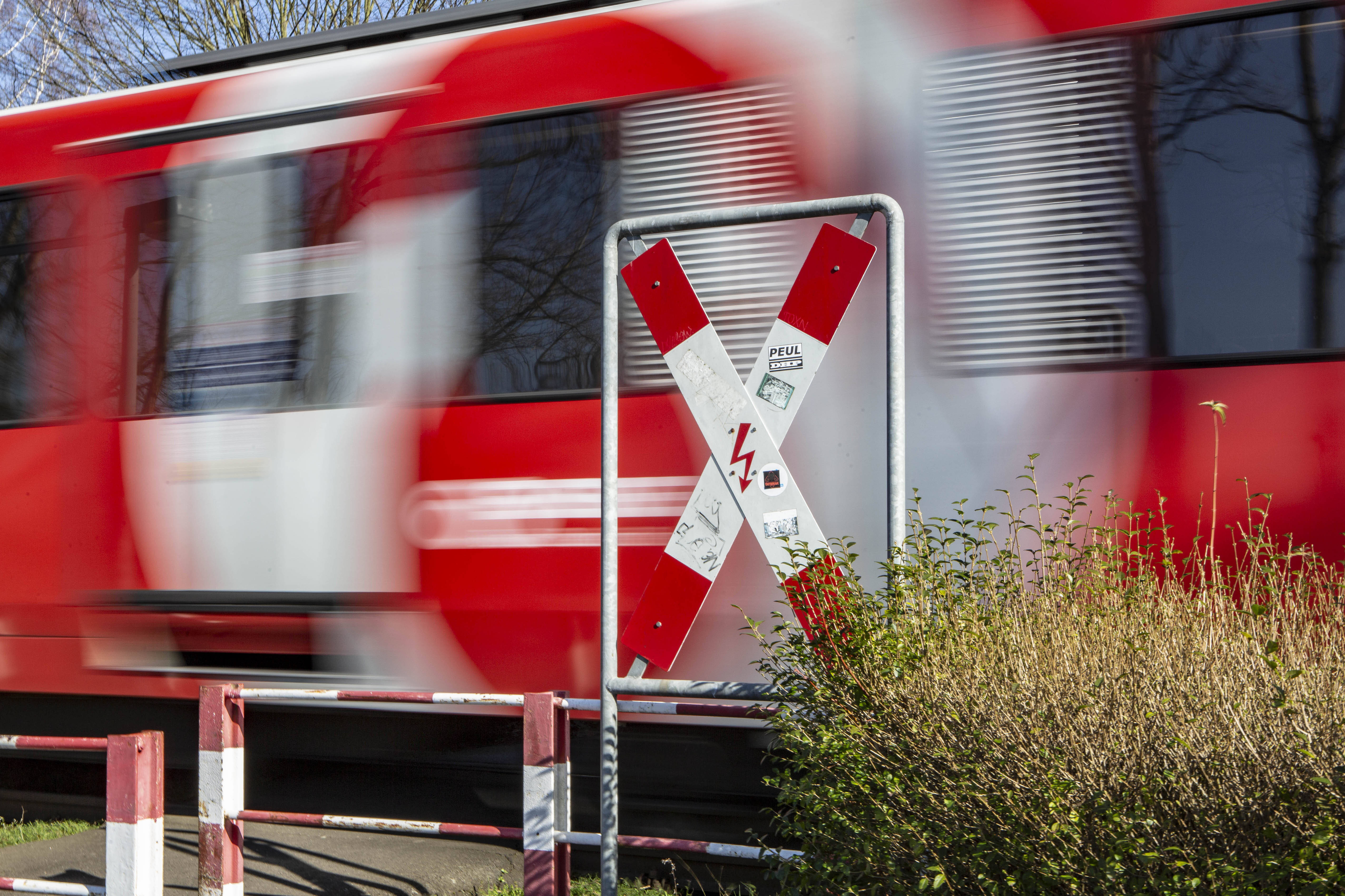 Tödlicher Unfall am Bahnhof - Mann erleidet Stromschlag durch Oberleitung und erliegt seinen Verletzungen