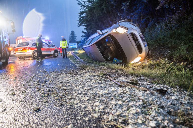 Dramatischer Unfall auf der Bundesstraße - Junge (10) wurde aus dem Fahrzeug geschleudert!