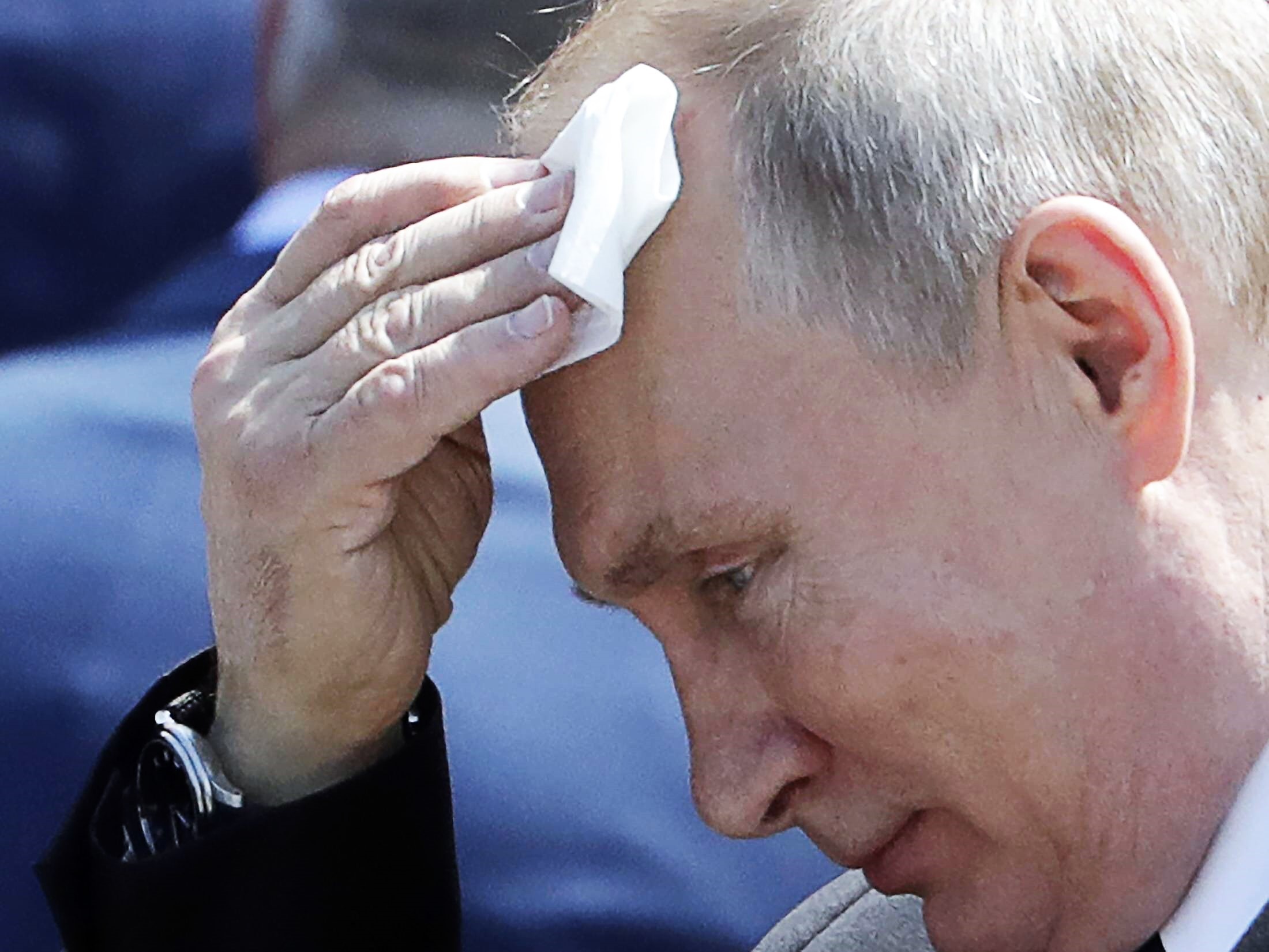 Witwe eines tot aufgefundenen russischen Obersts greift Putin öffentlich an!