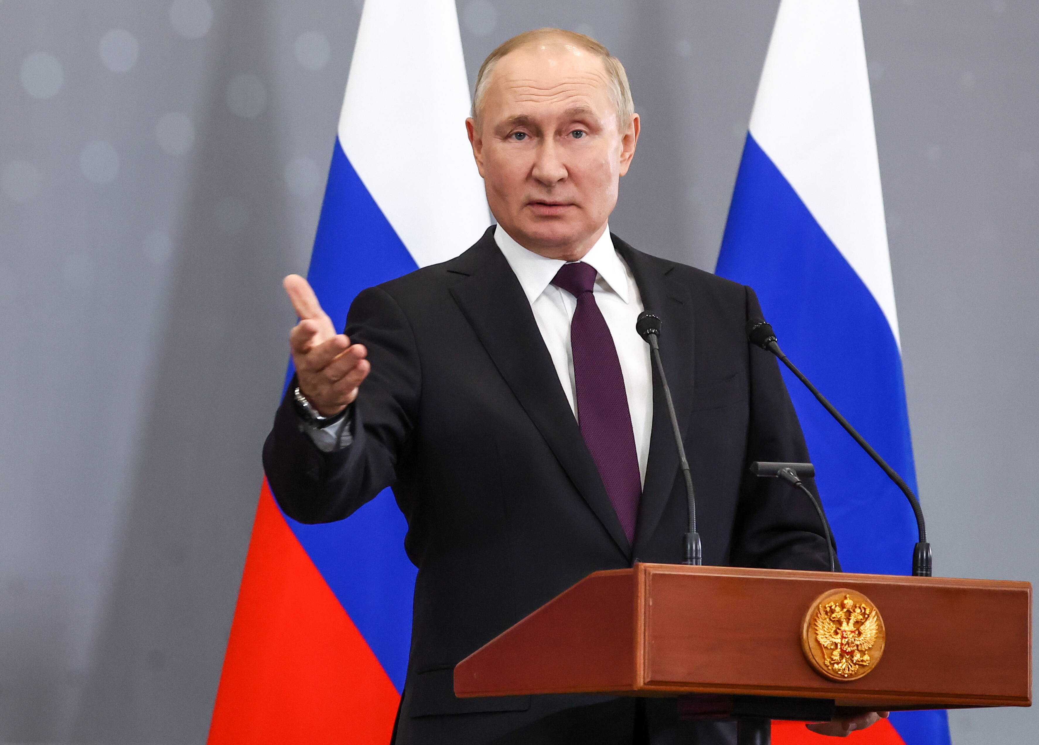 Putin verschanzt sich im Kreml - Russischer Präsident weiht atomares U-Boot per Videoschalte ein!