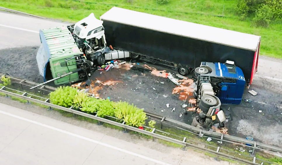 Vollsperrung! Schwerer Unfall auf der Autobahn! LKW reißt anderen Brummi in zwei Teile!