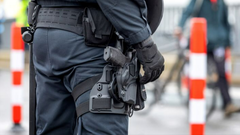 Pitbull greift 6 Menschen an, darunter ein 2-jähriges Kind! Polizei muss Hund erschießen!