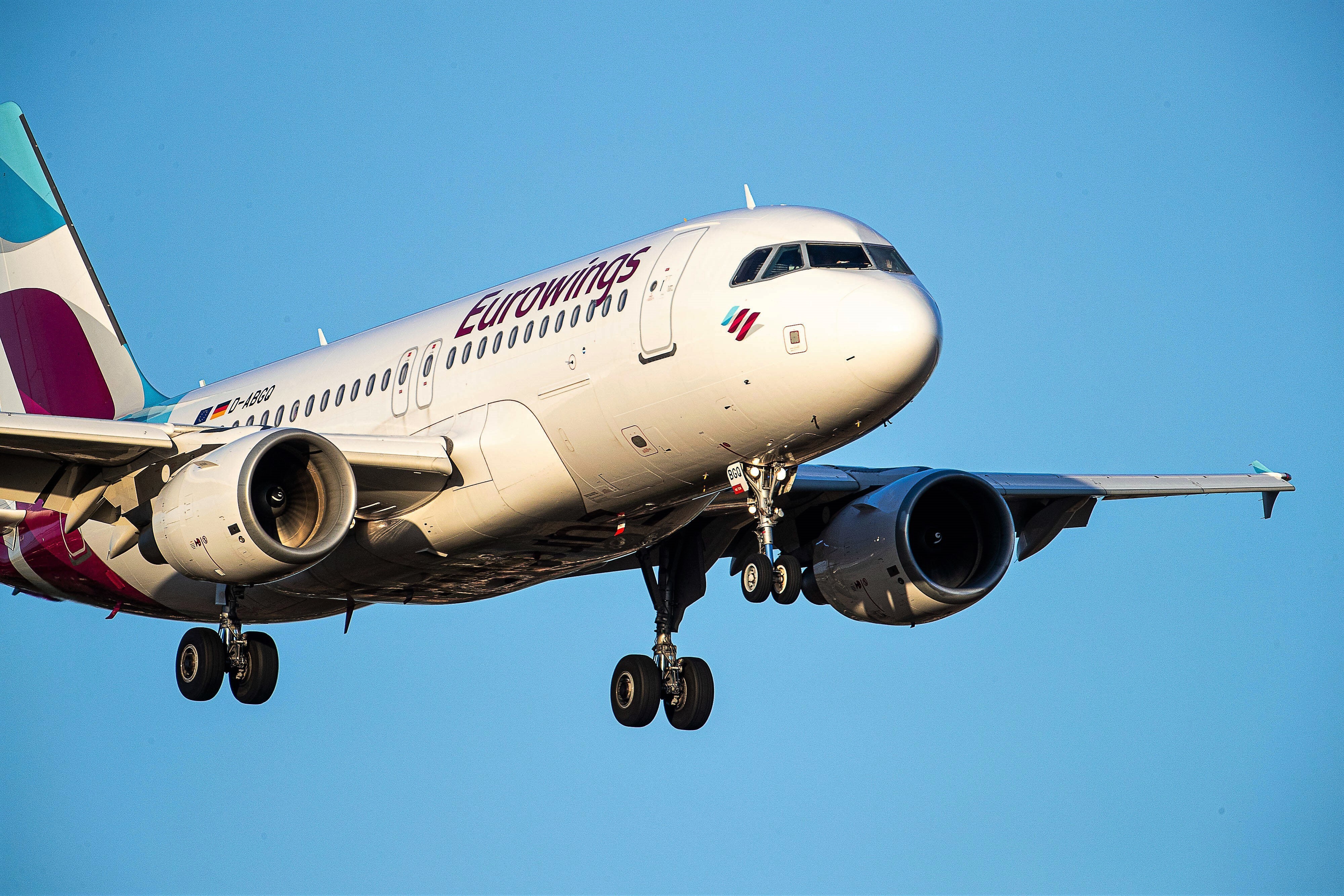 Notlandung einer Eurowings-Maschine! Medizinischer Notfall beim Piloten - Passagiere in Angst!