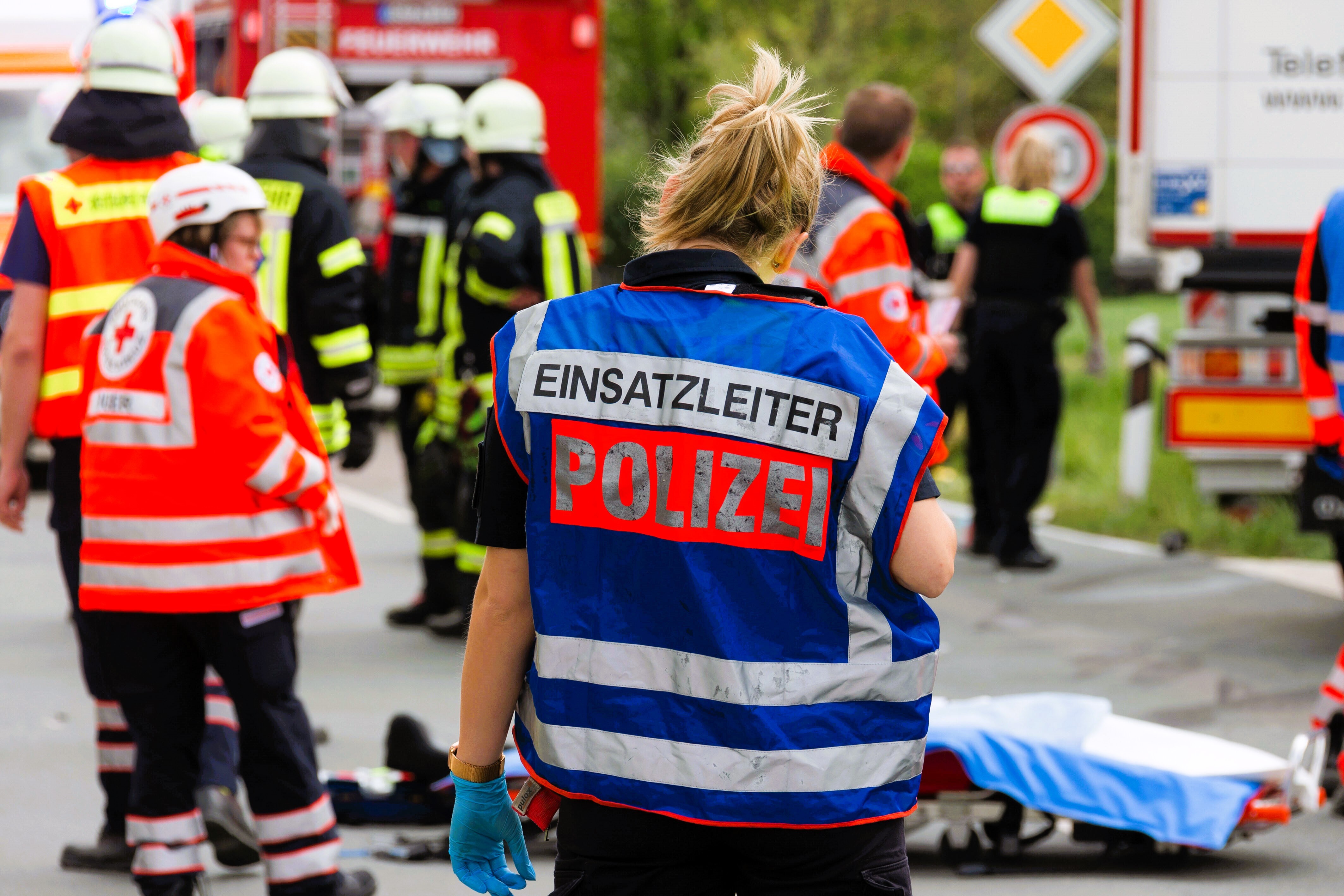 Schwerer Unfall! - Blinder (60) von Laster überrollt - Blindenhund konnte ihn nicht retten 