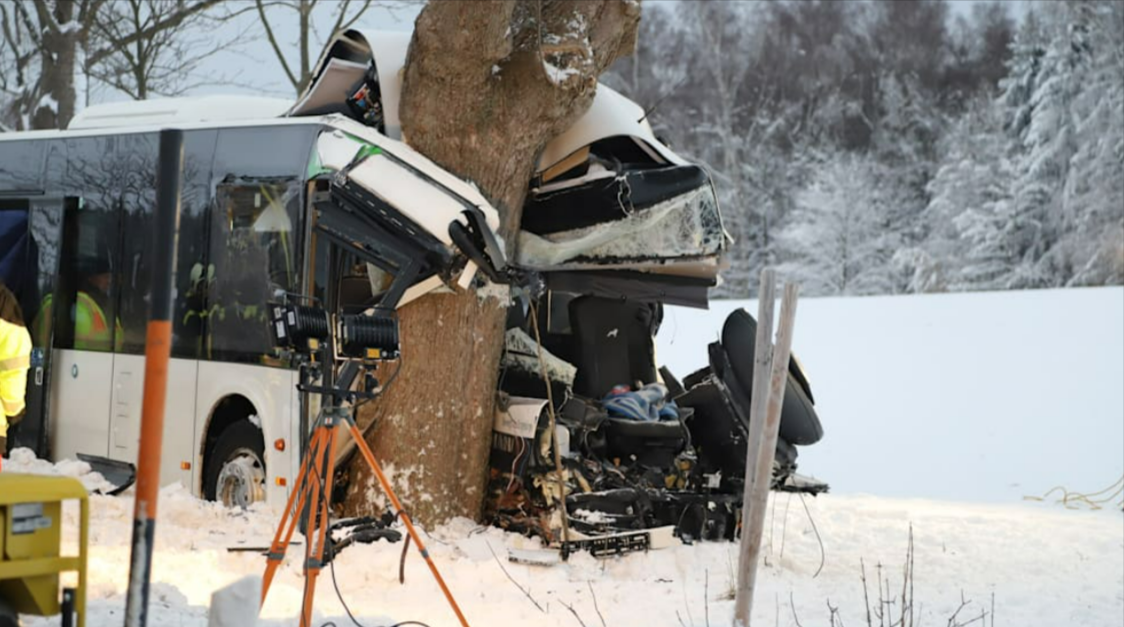 1 Schulkind tot! Glatteis-Unfall, Schulbus rammt Räumfahrzeug und rast dann in Baum!
