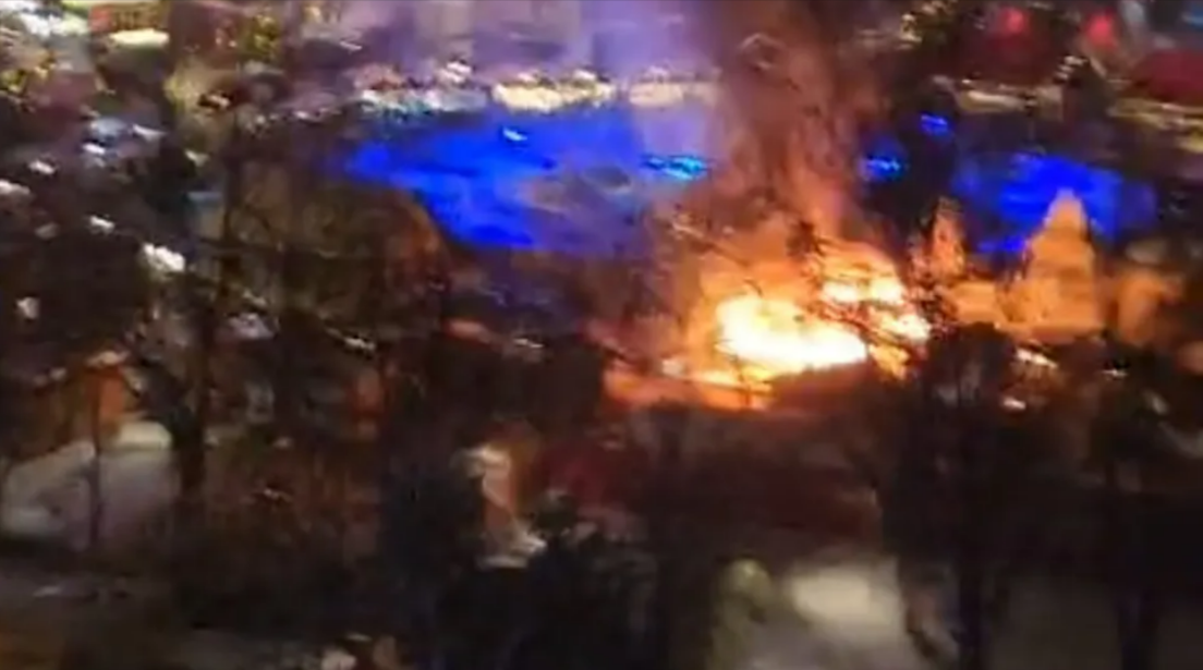 Explosionen und Feuer auf Weihnachtsmarkt! Evakuierung und Verletzte - was ist passiert?