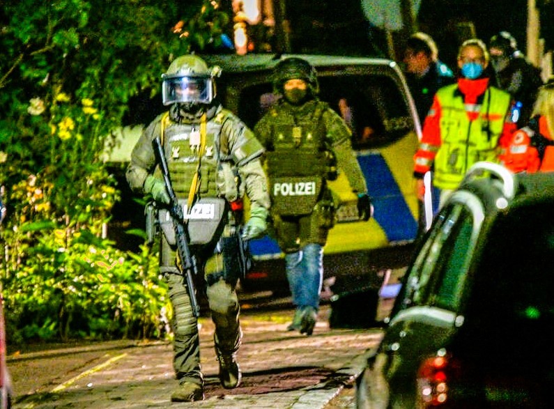 Großfahndung in NRW! Zwei Männer von unbekanntem Täter angeschossen - Polizei jagt die Täter