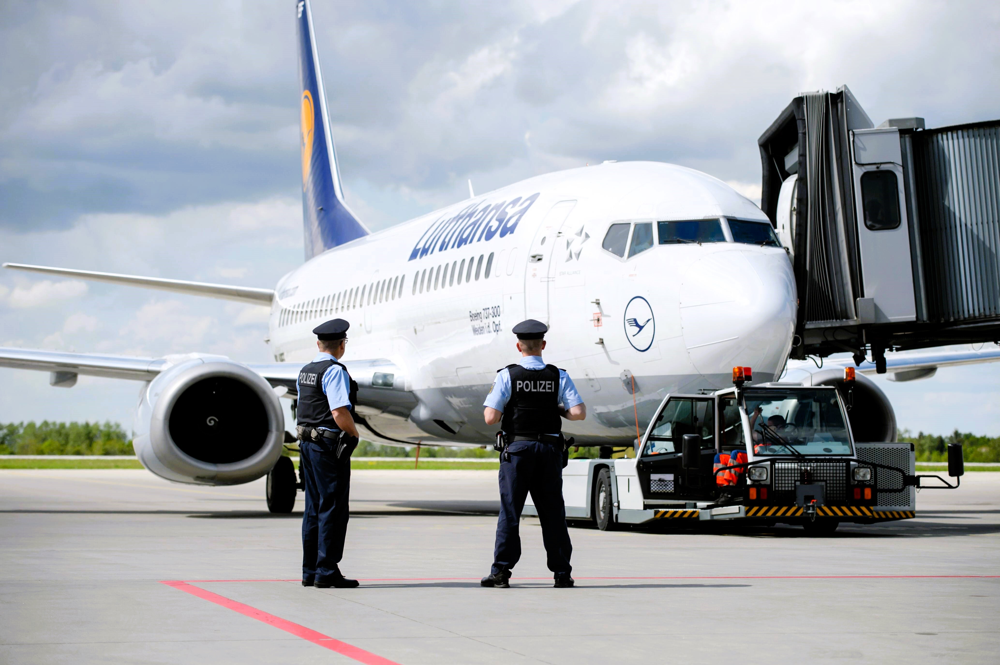 Schock bei Landung: Toter Mann in Flugzeugtoilette entdeckt!