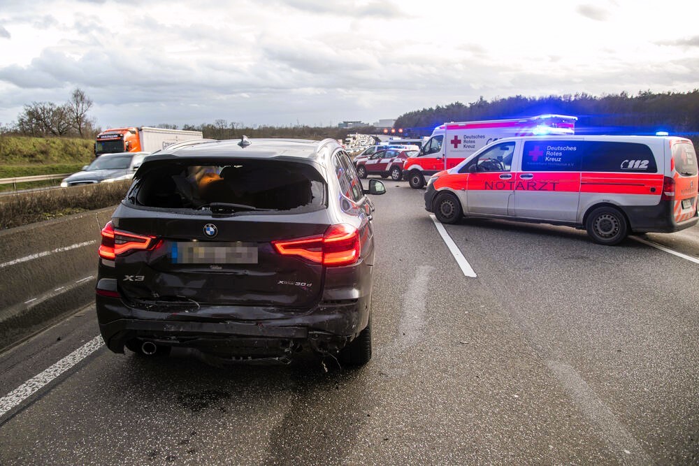 Tödlicher Unfall  - Volvo kracht ins Heck eines LKW - Fahrer stirbt an der Unfallstelle