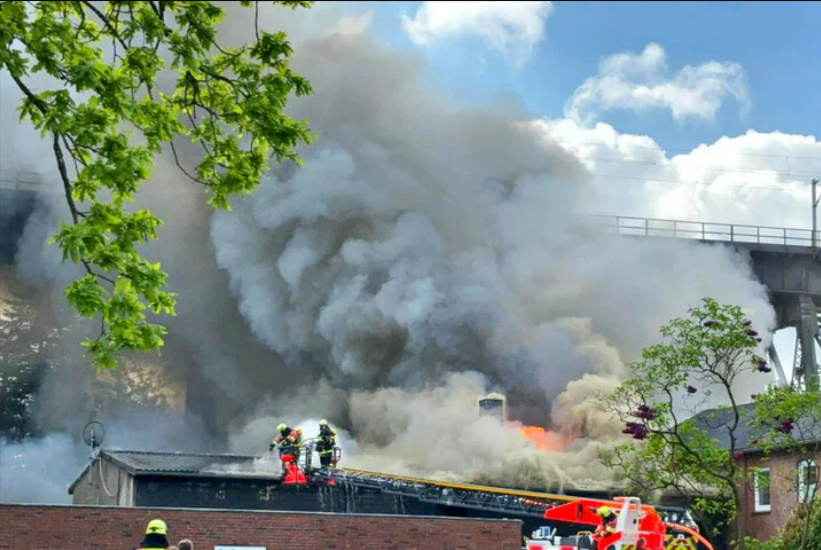 Großbrand - Bahnstrecke gesperrt! Feuer in Lagerhalle bedroht Bahnstrecke