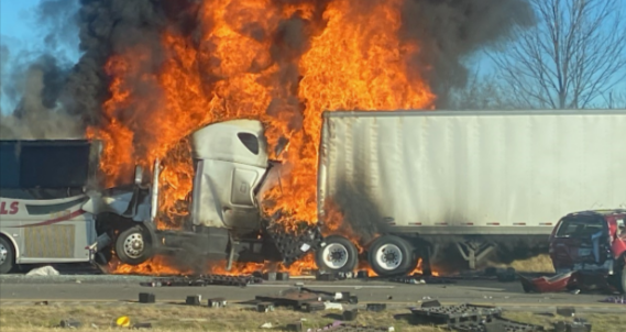 2 Schwerlaster brennen auf Autobahn! 4 LKW's in Unfall auf Autobahn verwickelt - Vollsperrung!
