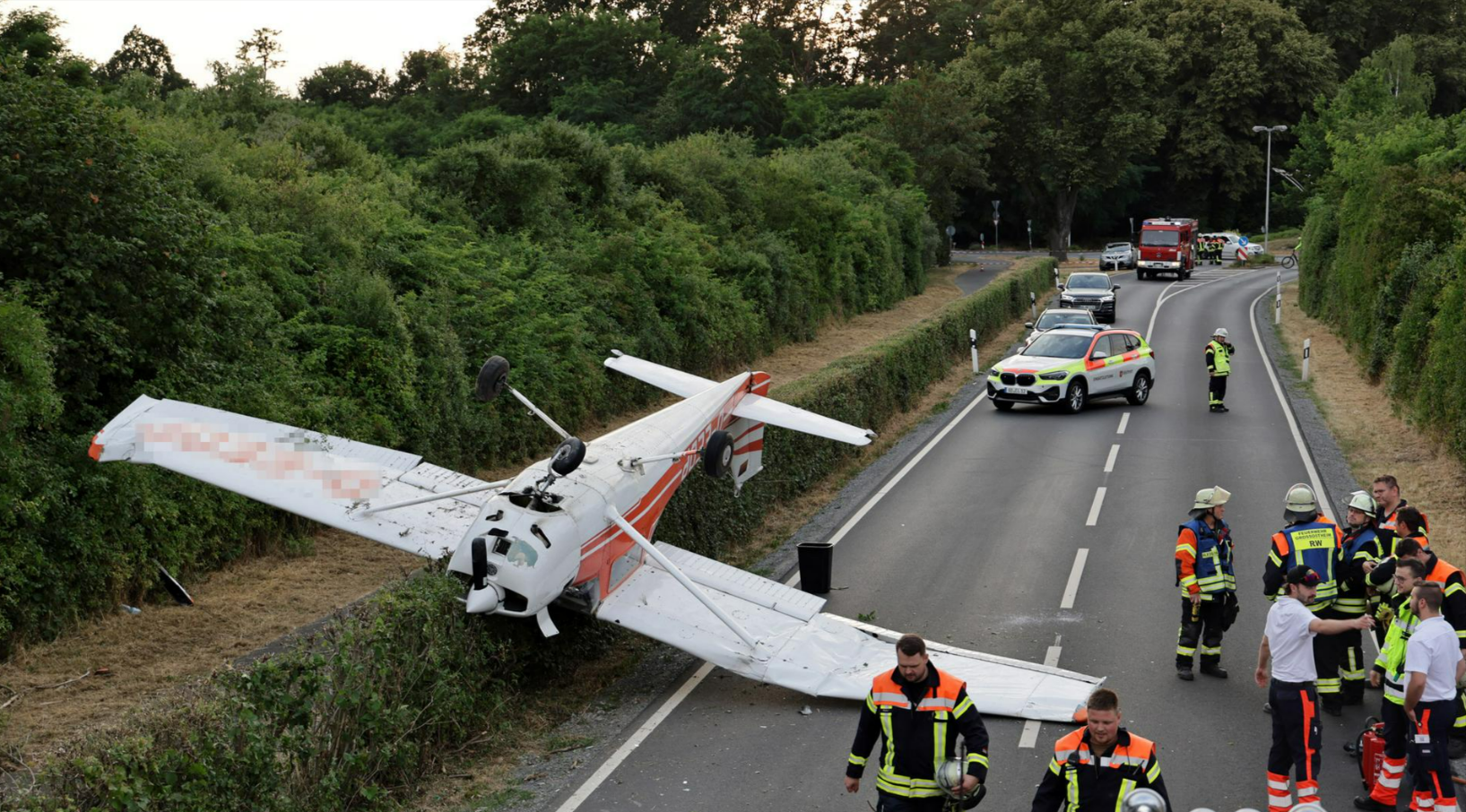 Flugzeugabsturz über Deutschland! Pilot stürzt bei Anflug auf Flughafen ab - Rettungskräfte im Einsatz!