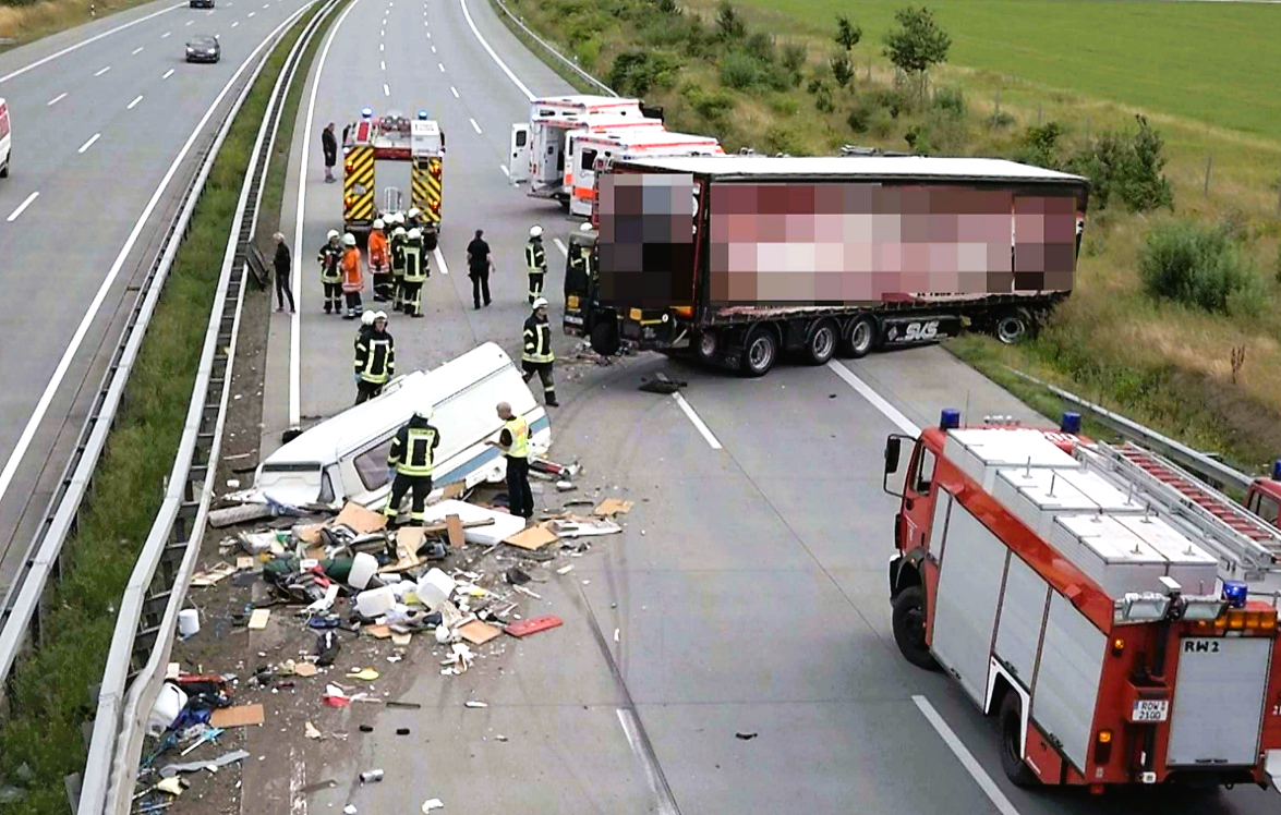 Wohnmobil von LKW zerfetzt! Urlaubsrückreise endet in Tragödie für Familie mit Kindern!